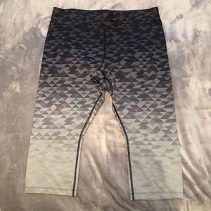 Xersion ombré patterned Capri leggings